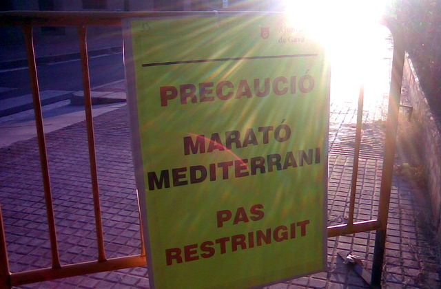 Valla situada en Gavà Mar impidiendo el paso de vehículos por la celebración de la Maratón del Mediterráneo (Octubre de 2009)